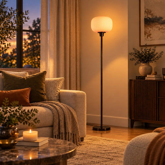 Lampadaire globe en verre strié allumé dans un salon cosy