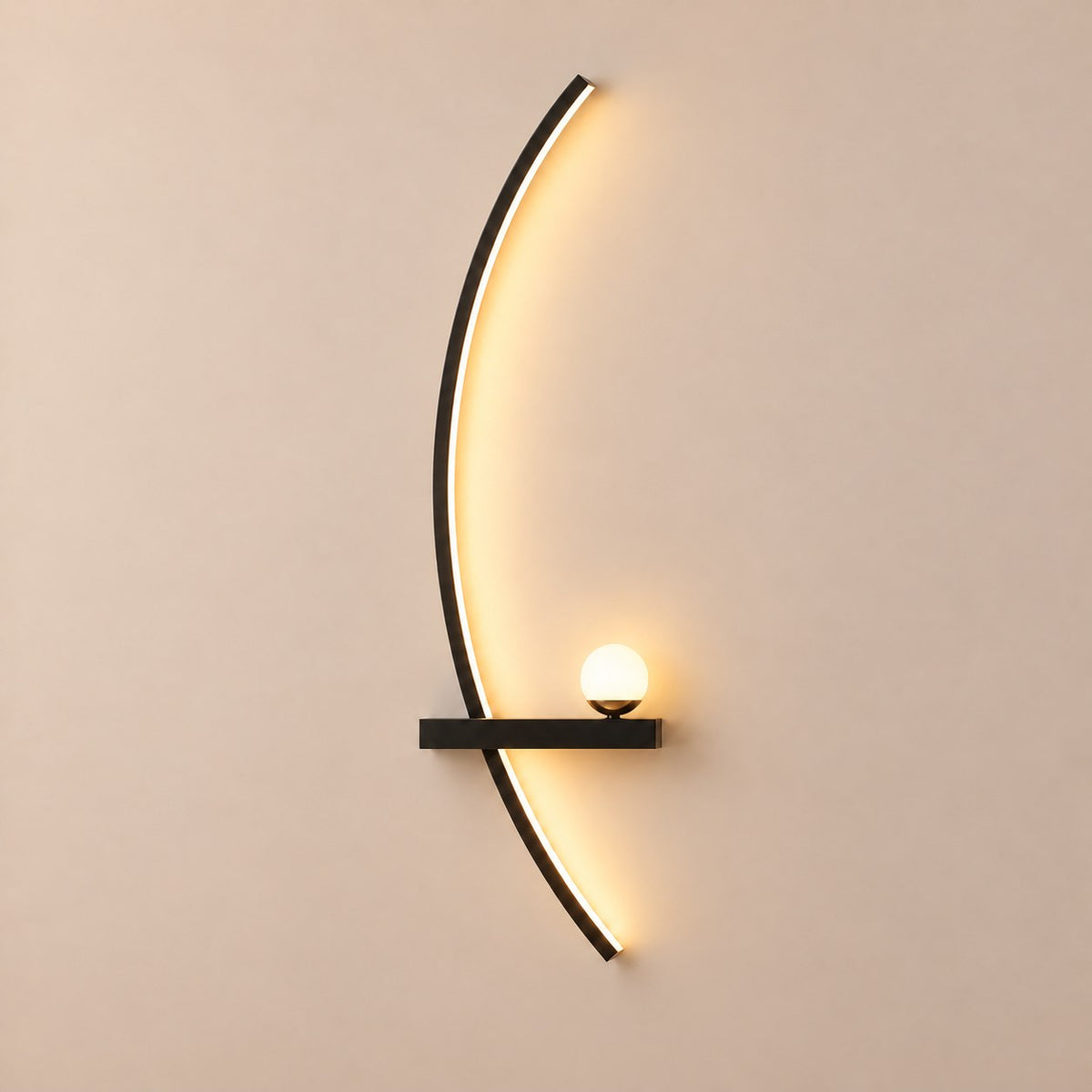 Applique murale LED en arc avec petite étagère, sur fond clair