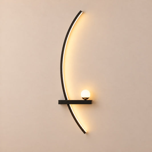 Applique murale LED en arc avec petite étagère, sur fond clair