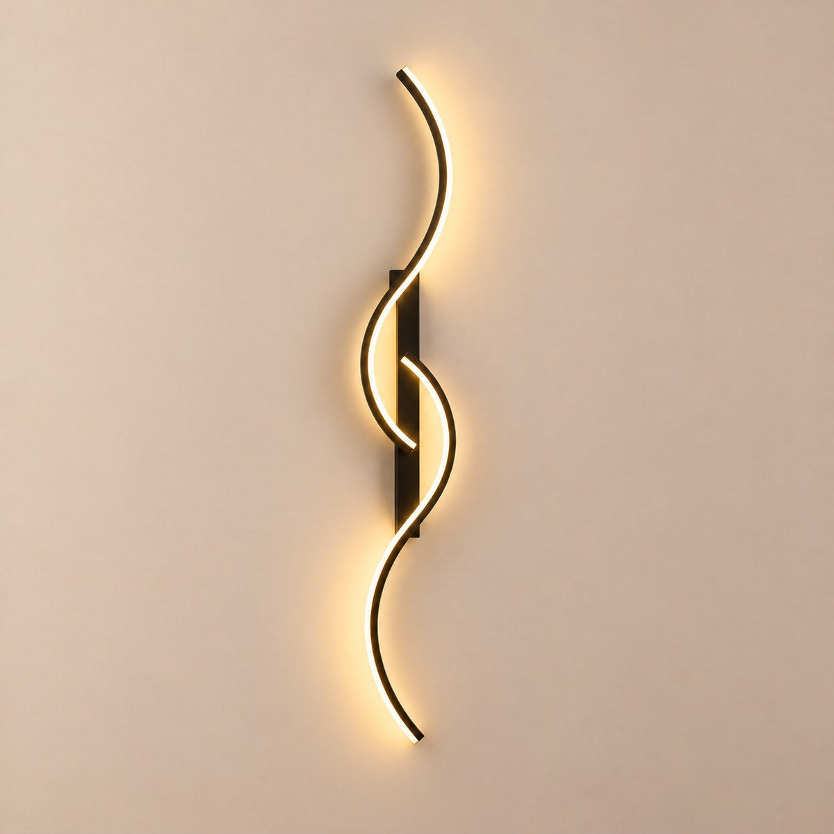 Applique murale LED ondulée noire sur fond clair