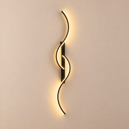 Applique murale LED ondulée noire sur fond clair