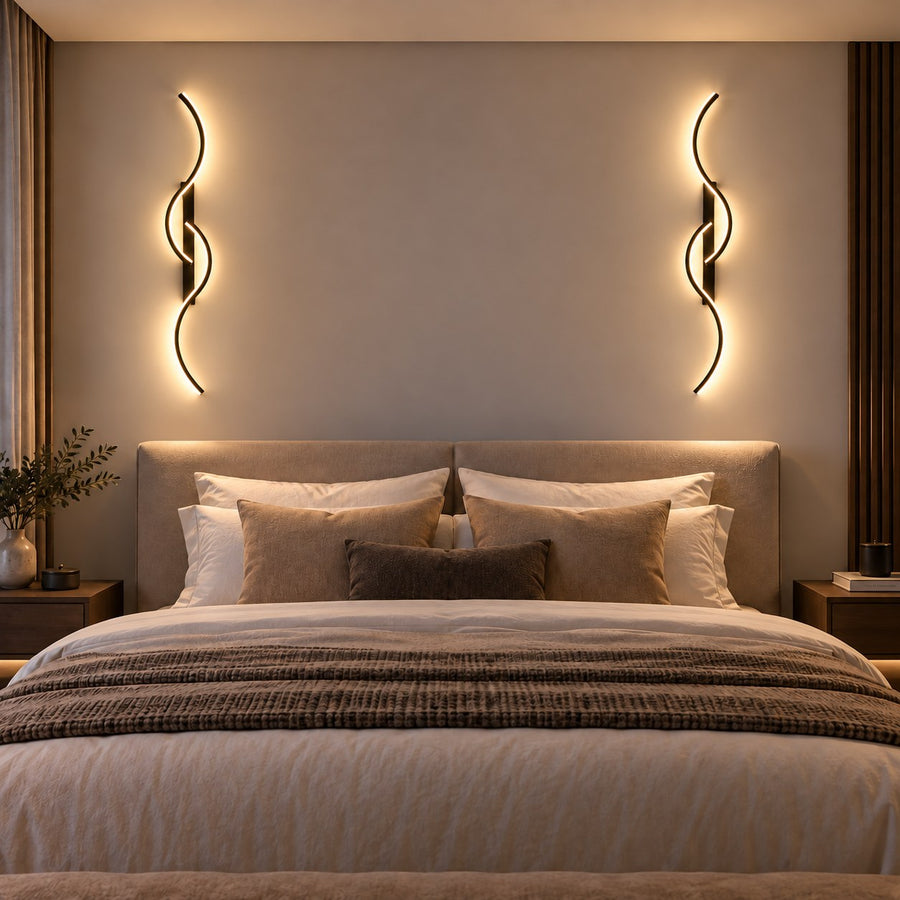Paire d’appliques murales LED ondulées au-dessus d’un lit