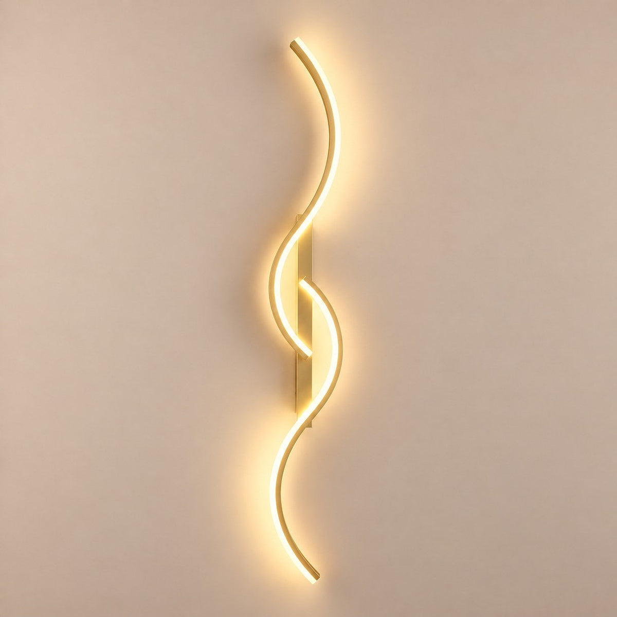 Applique murale LED ondulée dorée allumée