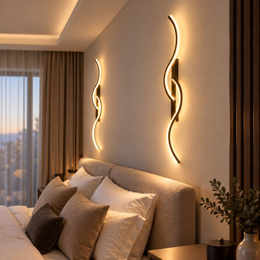 Appliques murales LED ondulées en paire dans une chambre