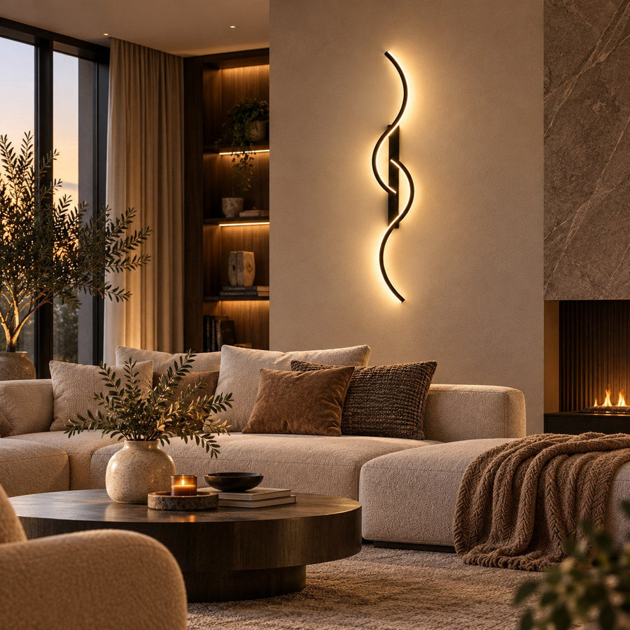 Applique murale LED ondulée dans un salon avec cheminée