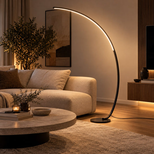 Lampadaire arc LED au-dessus d’un canapé beige