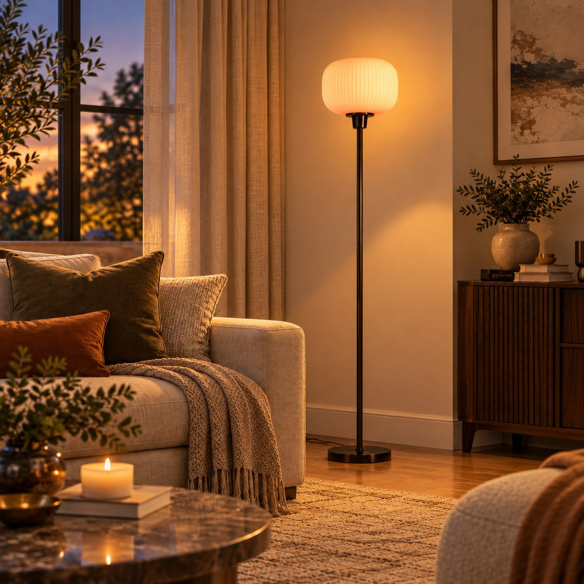 Lampadaire globe en verre strié allumé dans un salon cosy