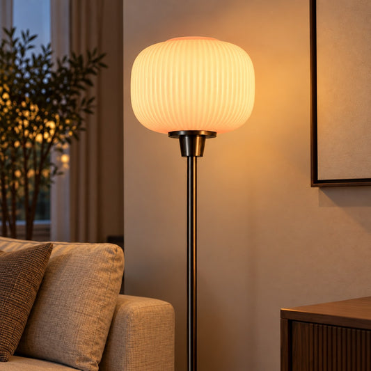 Lampadaire globe en verre blanc strié, gros plan sur la lumière douce