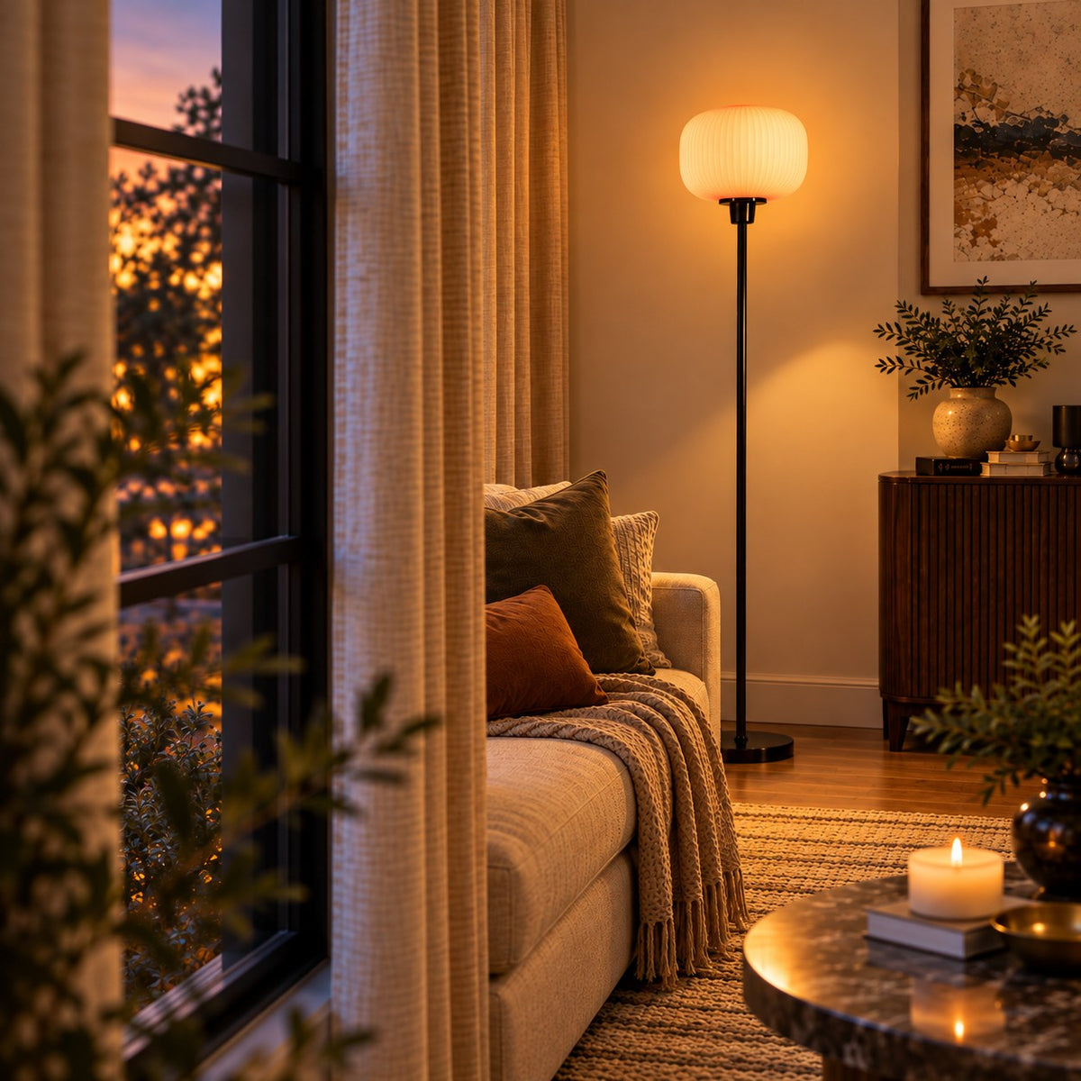 Lampadaire globe en verre à côté d’un canapé beige