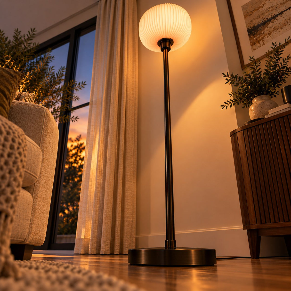 Lampadaire globe en verre dans un salon au coucher du soleil