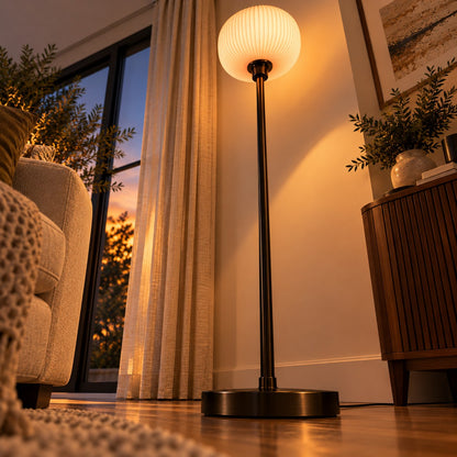 Lampadaire globe en verre dans un salon au coucher du soleil