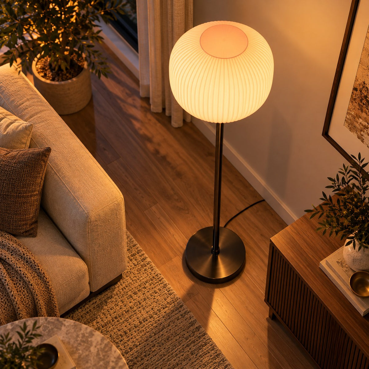 Lampadaire globe en verre vu d’en haut dans un salon