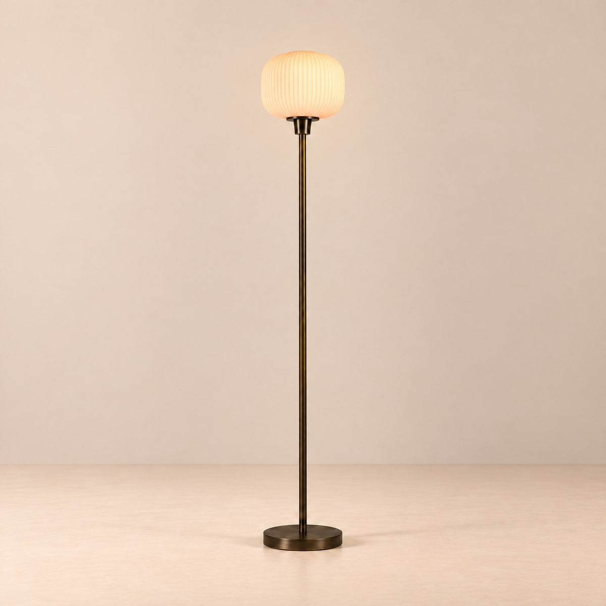 Lampadaire globe en verre blanc sur fond clair