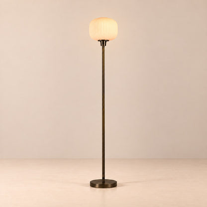 Lampadaire globe en verre blanc sur fond clair