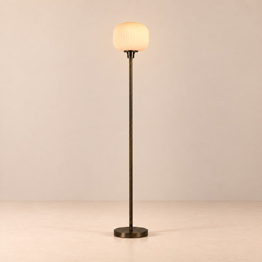 Lampadaire globe en verre blanc sur fond clair