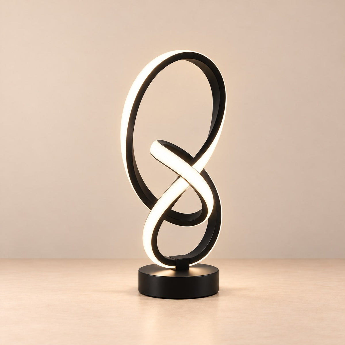 Lampe à poser LED design en forme de nœud, noire, sur fond clair