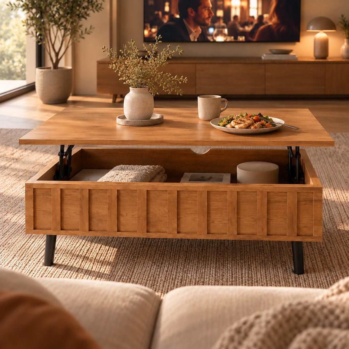 Table basse relevable chêne rainuré ouverte avec une assiette, repas devant le canapé