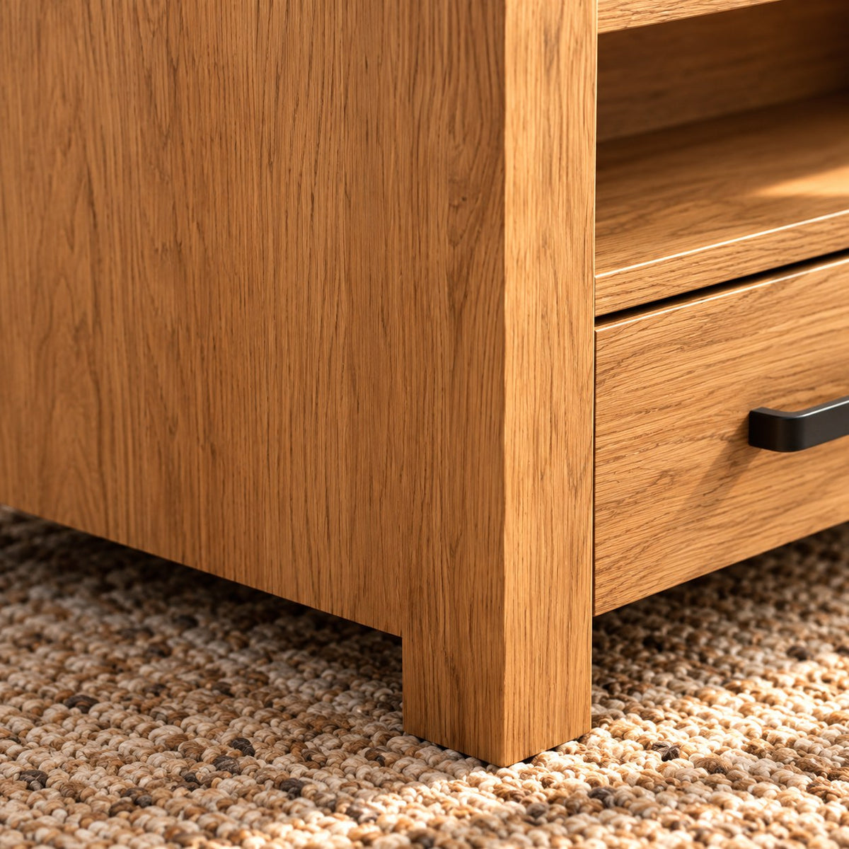 Des pieds solides et un décor effet chêne, pour une table qui dure.