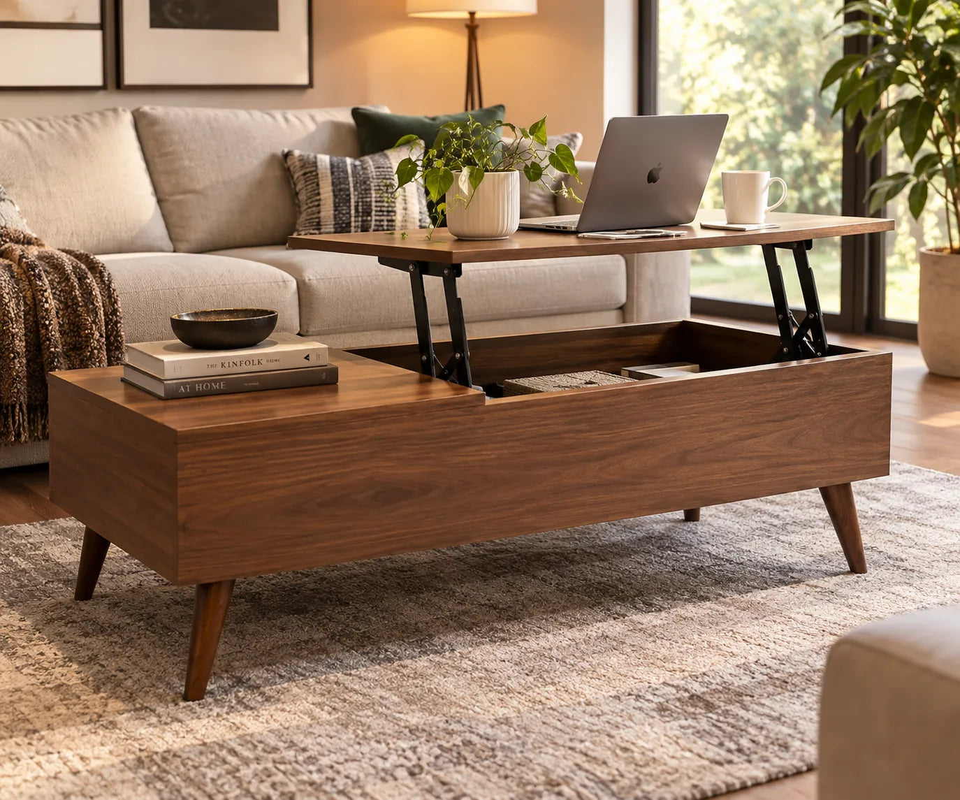 Table basse relevable en noyer avec un ordinateur portable