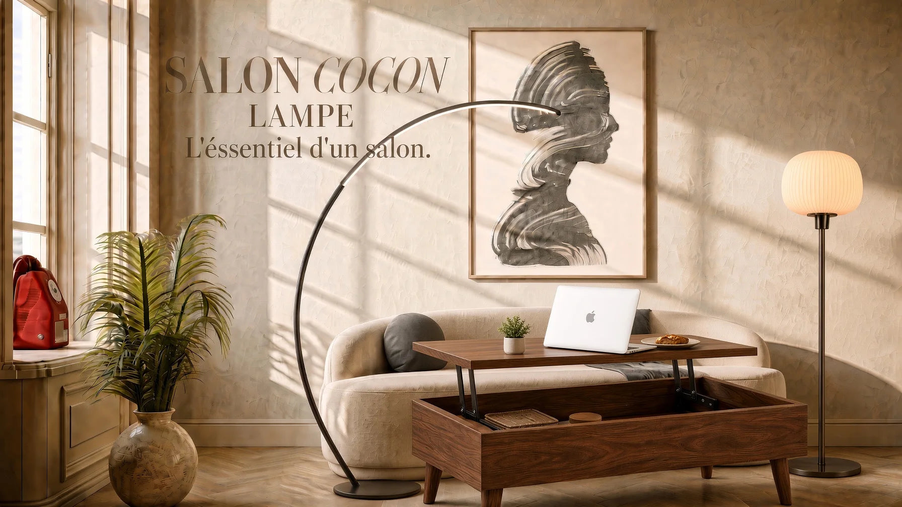 Salon beige avec une table basse relevable en noyer, une lampe arc et un lampadaire. Texte : Salon Cocon, l'essentiel d'un salon.